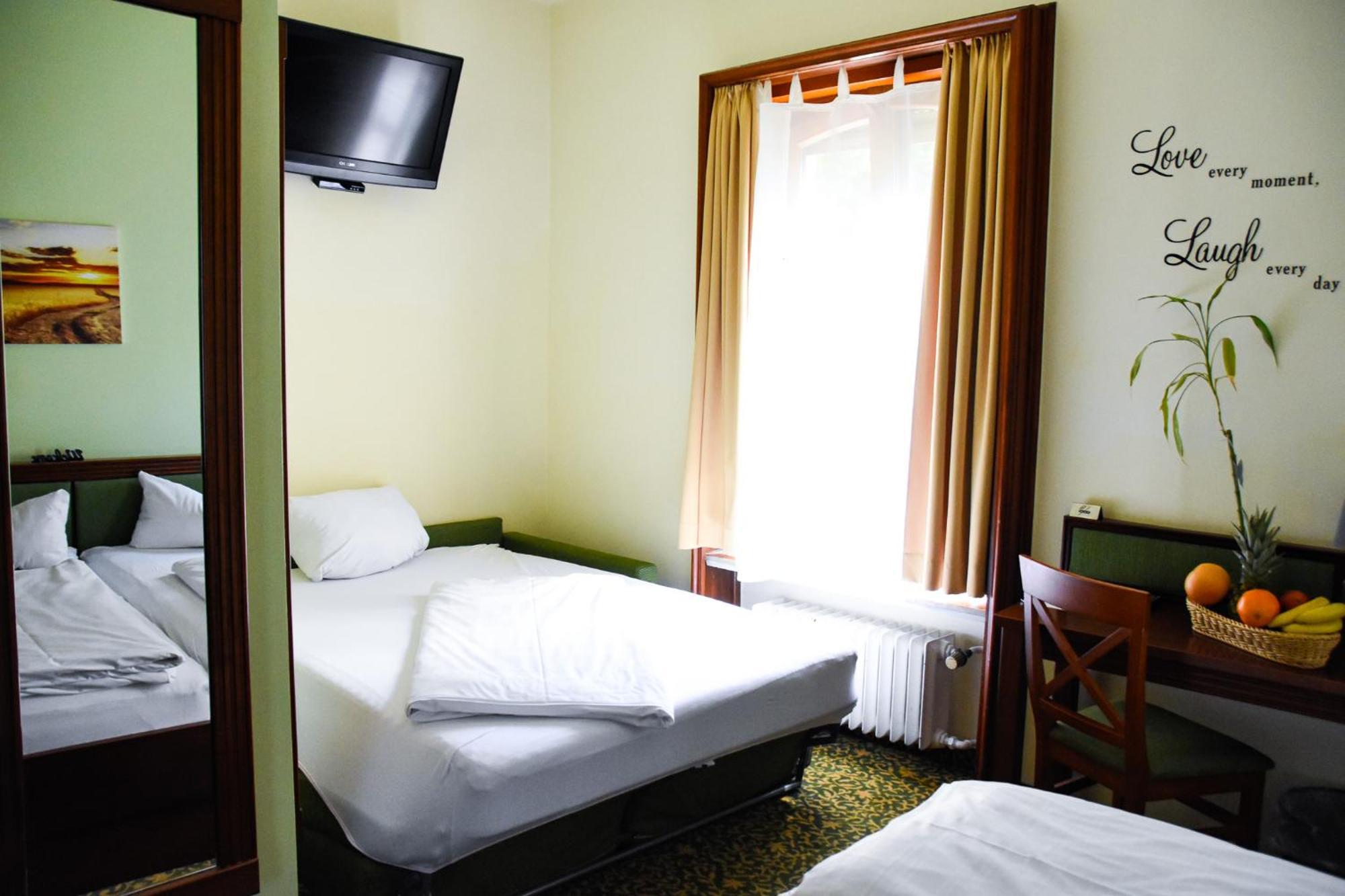 Parkhotel Цирндорф Екстериор снимка